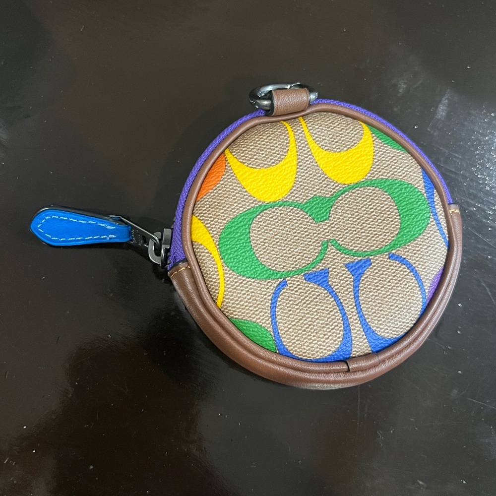 Coach pride  Round Coin Purse❤️💙💜💚💛🧡